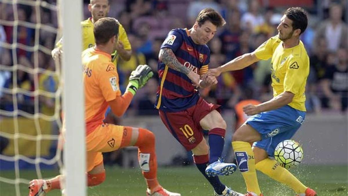 Leo Messi, entre el portero Javi Varas y el defensa Pedro Bigas durante una acción del partido Barça-Las Palmas