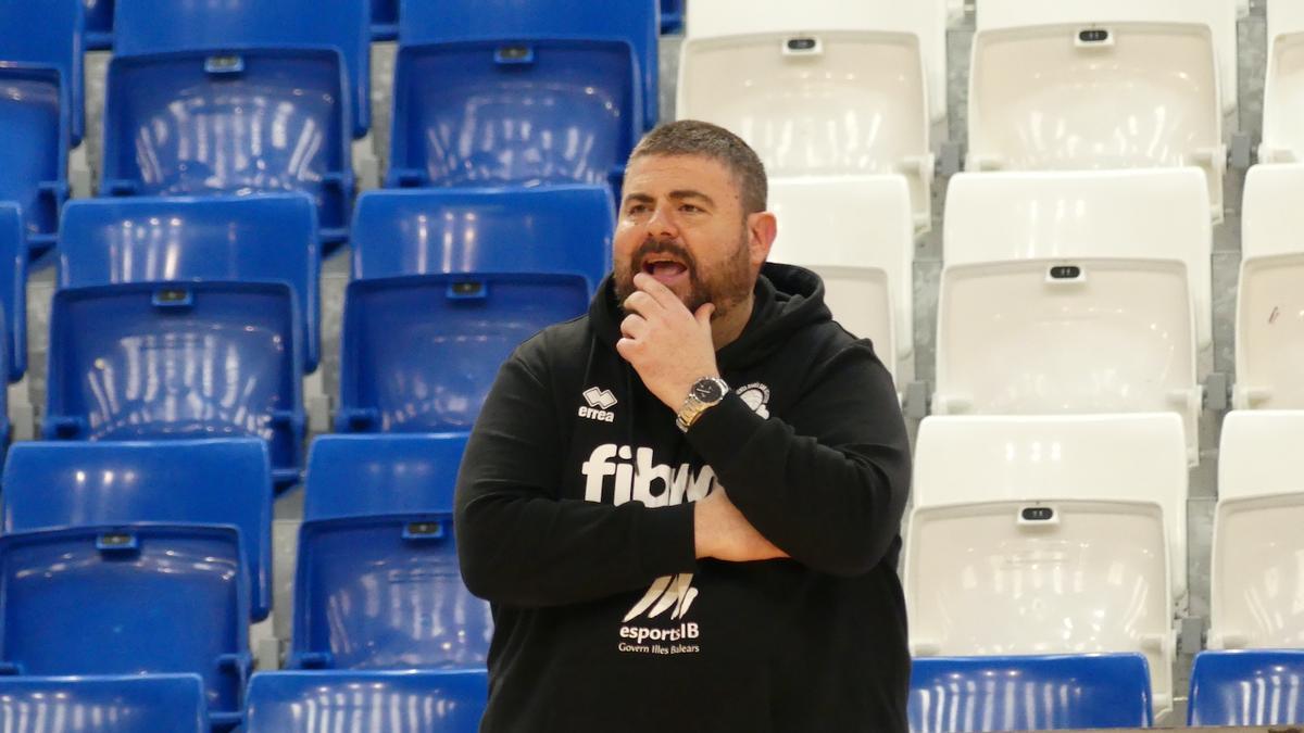 El entrenador del Fibwi Palma, Pau Tomàs, dando instrucciones en el entrenamiento del equipo.