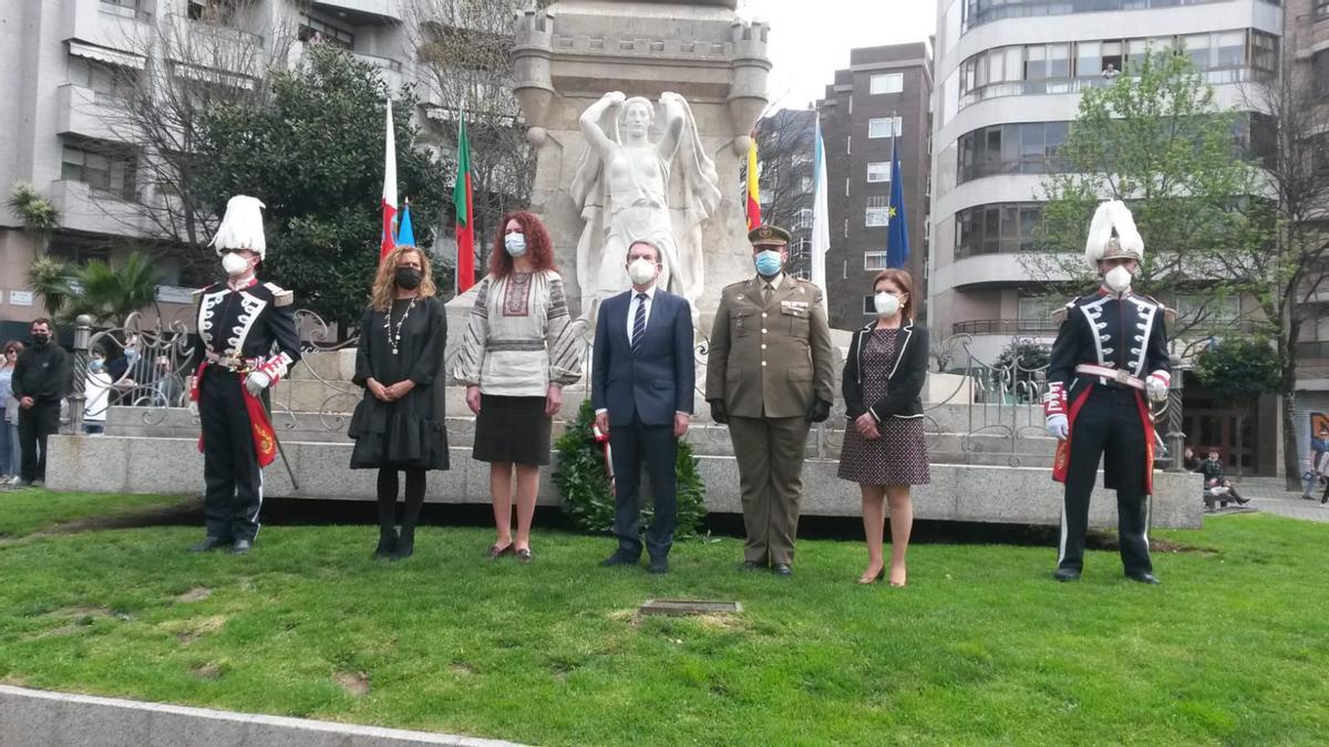 Ofrenda floral a los Héroes de la Reconquista, en la Praza da Independencia. 28 marzo 2022. José Lores