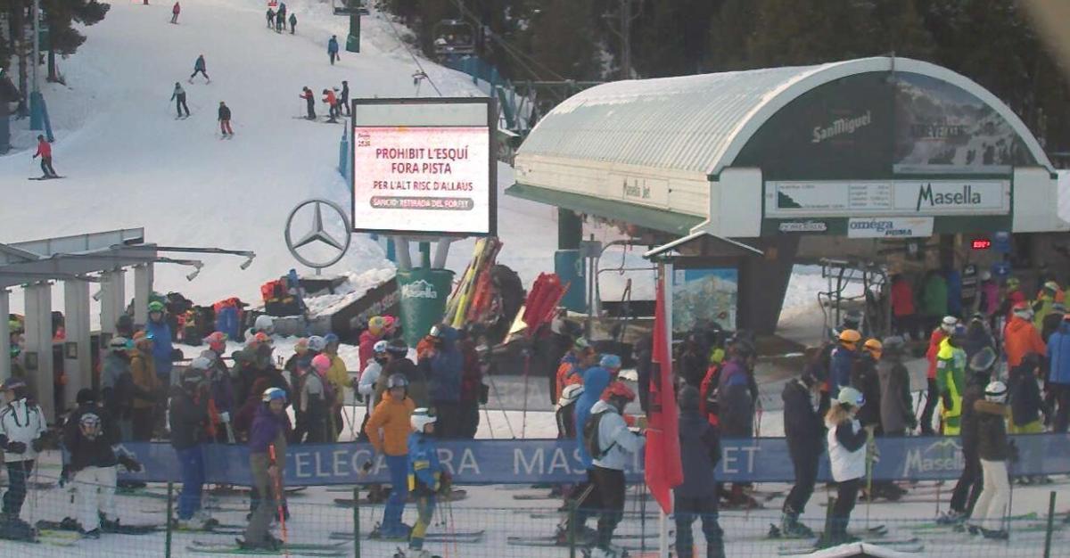 Esquiadors a les 9 del matí a Masella