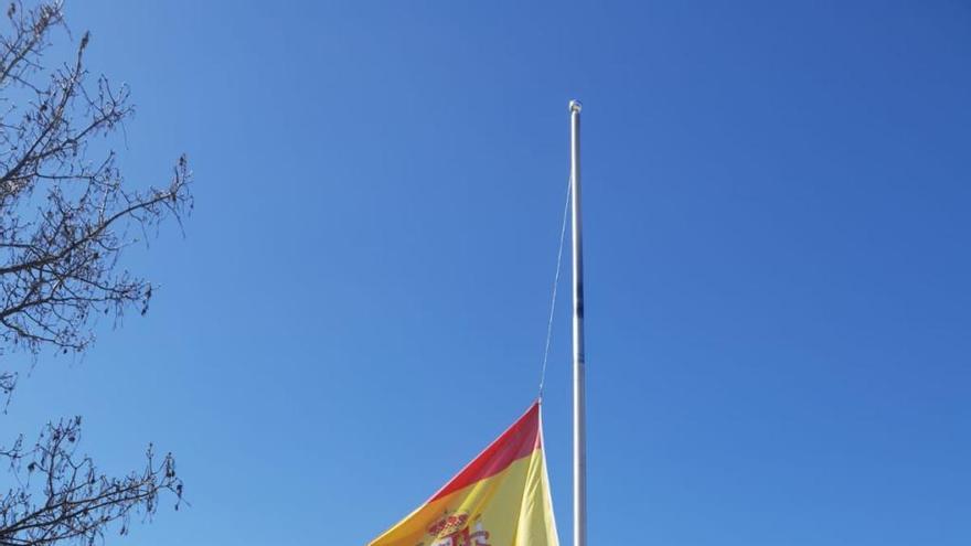 Bandera, a media asta en Venialbo.