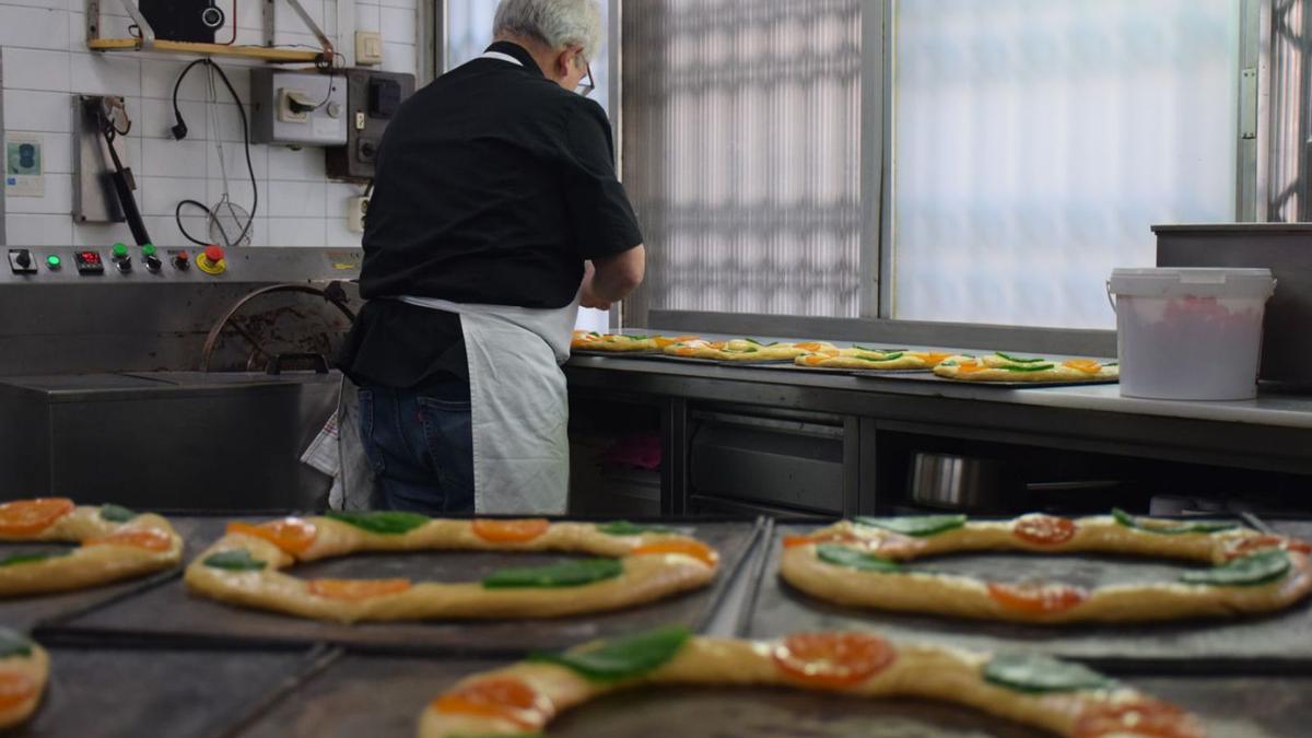 Un pastisser preparant tortells de Reis a l’obrador del seu negoci | MIQUEL VERA/ACN
