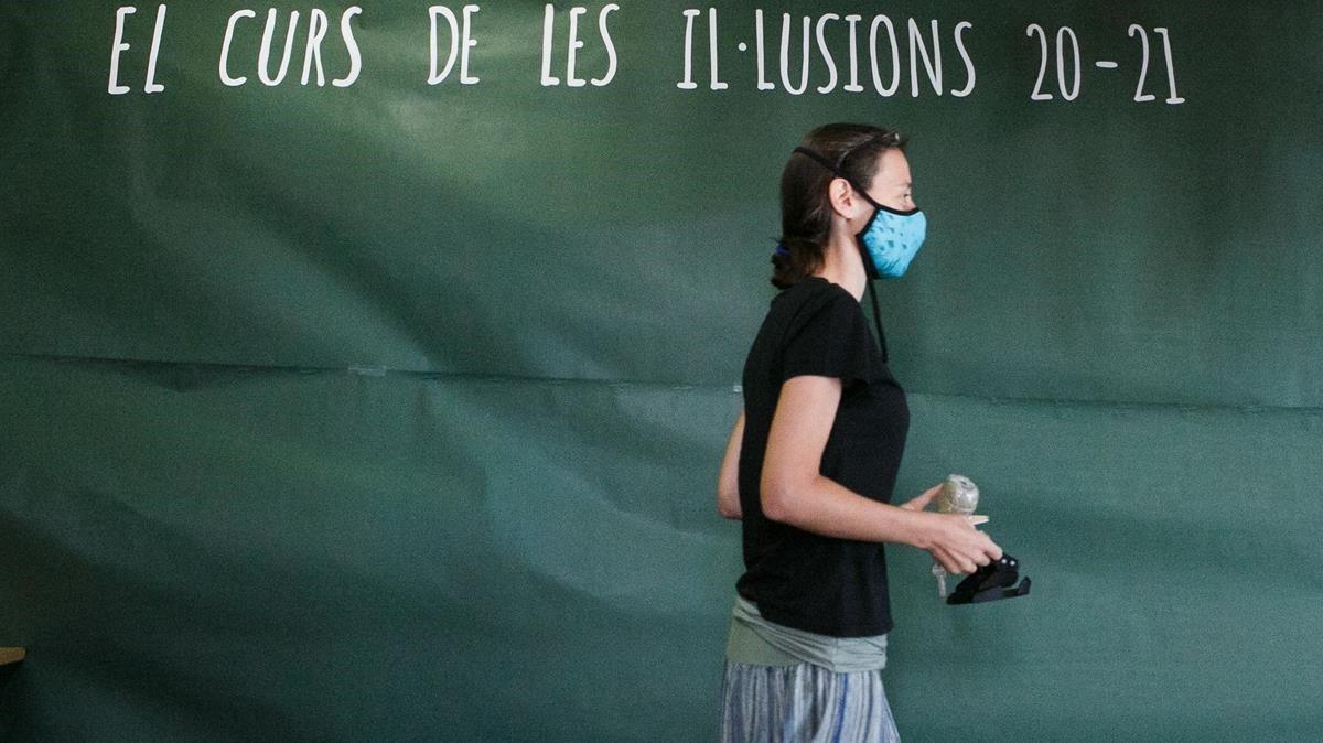 Una profesora pasa ante un mensaje esperanzador en el instituto Pla Marcell de Cardedeu.