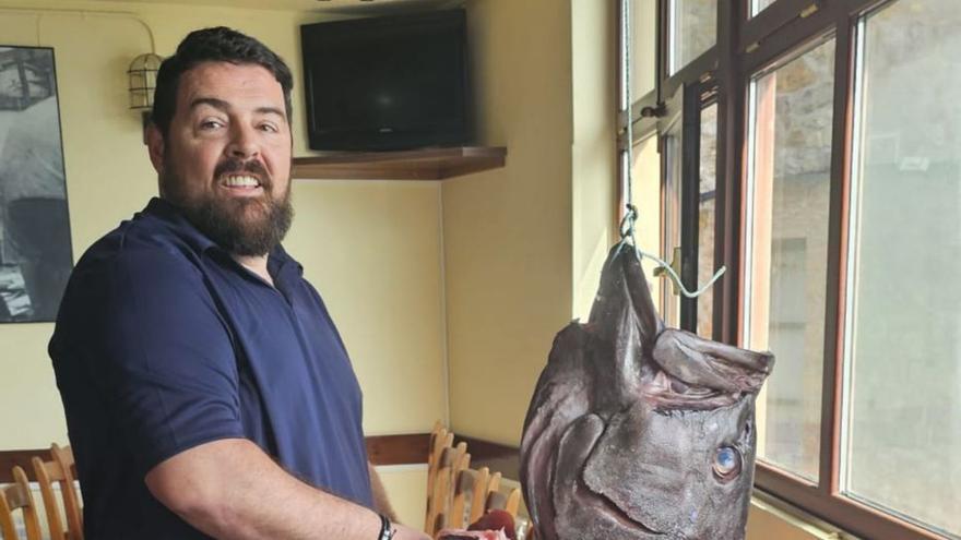 Un restaurante de Luanco cocina un mero gigante de 54 kilos