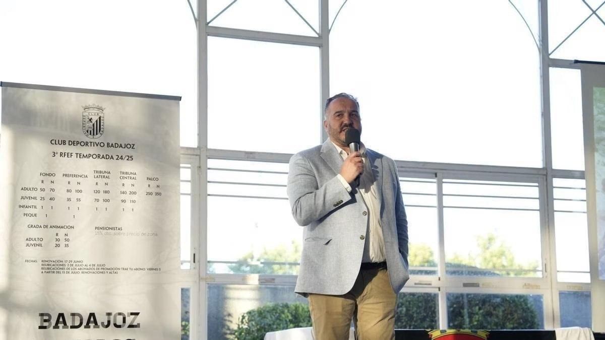 El director general del Badajoz, Javier Peña, en un acto del club.