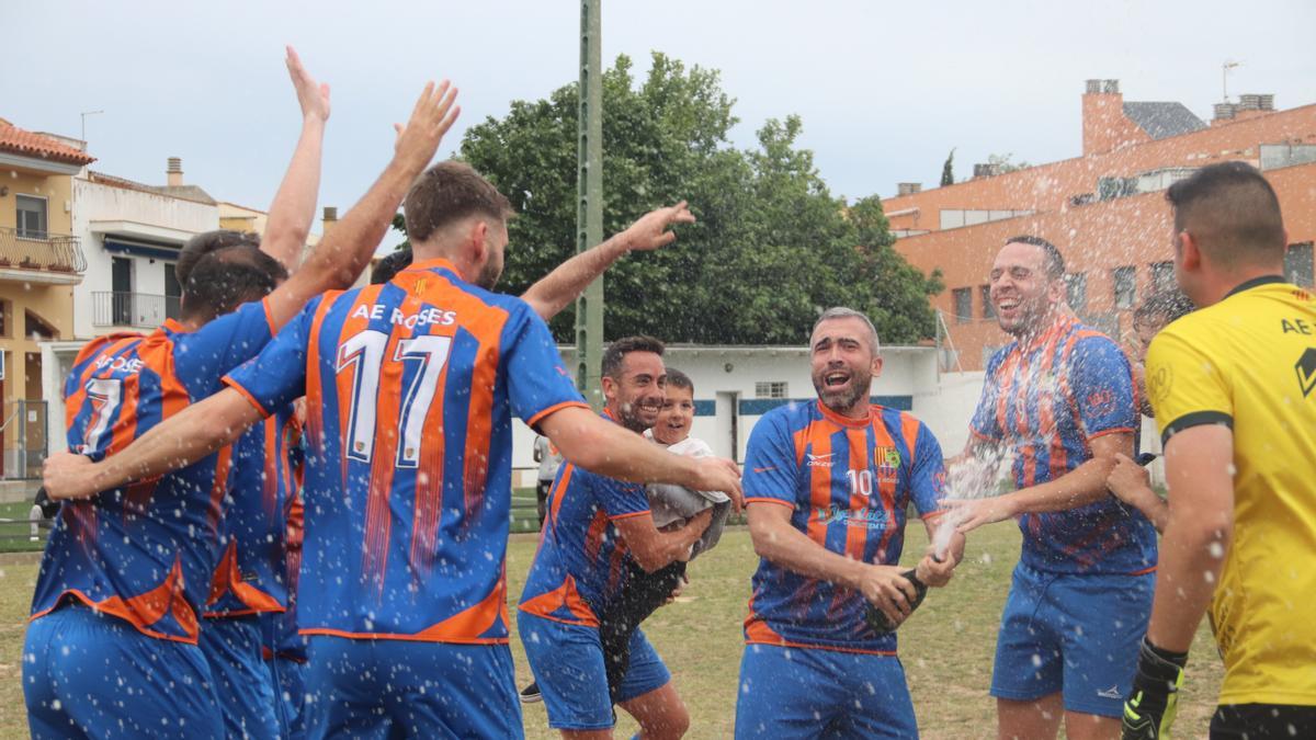 Els jugadors del Roses B celebrant l'ascens