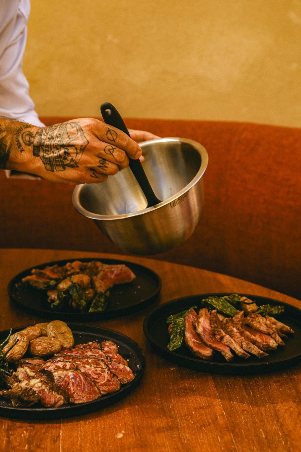 Las carnes al grill son otra tentación muy recomendable en REMO Ibiza.