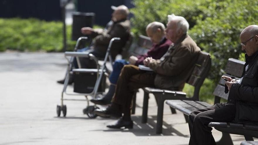 Varios pensionistas, en un parque.