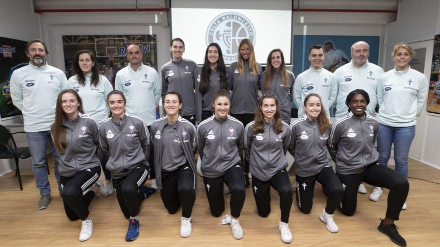 En la imagen superior, plantilla y cuerpo técnico; al lado, mesa con las autoridades y sponsors. | // RICARDO GROBAS