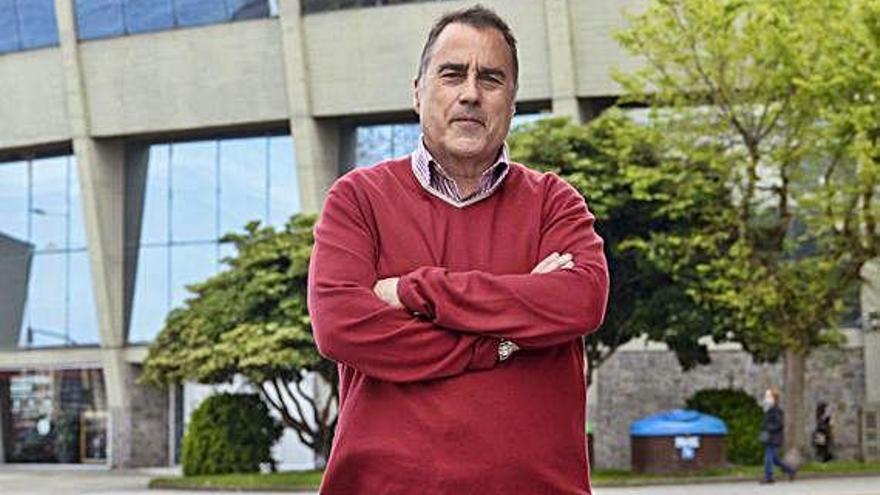 Gustavo Aranzana, ayer frente al Palacio de los Deportes de Riazor.