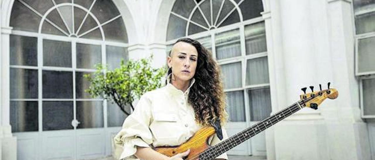 Rosario la Tremendita posa con su guitarra. | | JAIME MASSIEUL