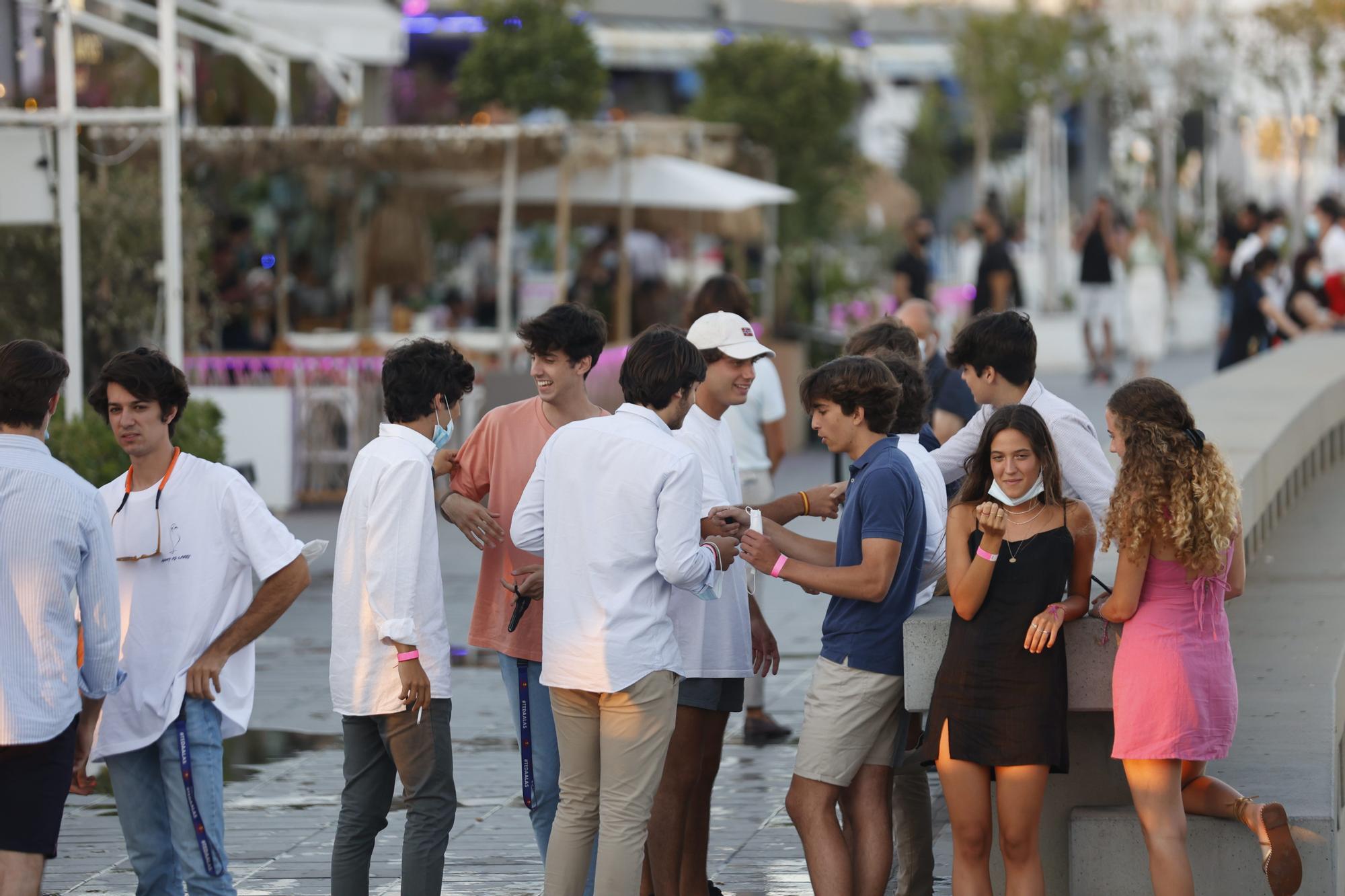 Ambiente en las zonas de ocio de La Marina y Honduras el día que se anuncian nuevas restricciones