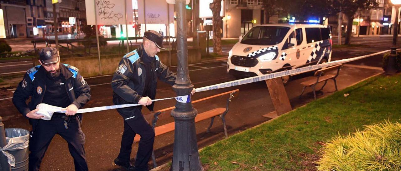 Agentes de la Policía Local colocando un precinto en Méndez Núñez por la noche. |   // VÍCTOR ECHAVE