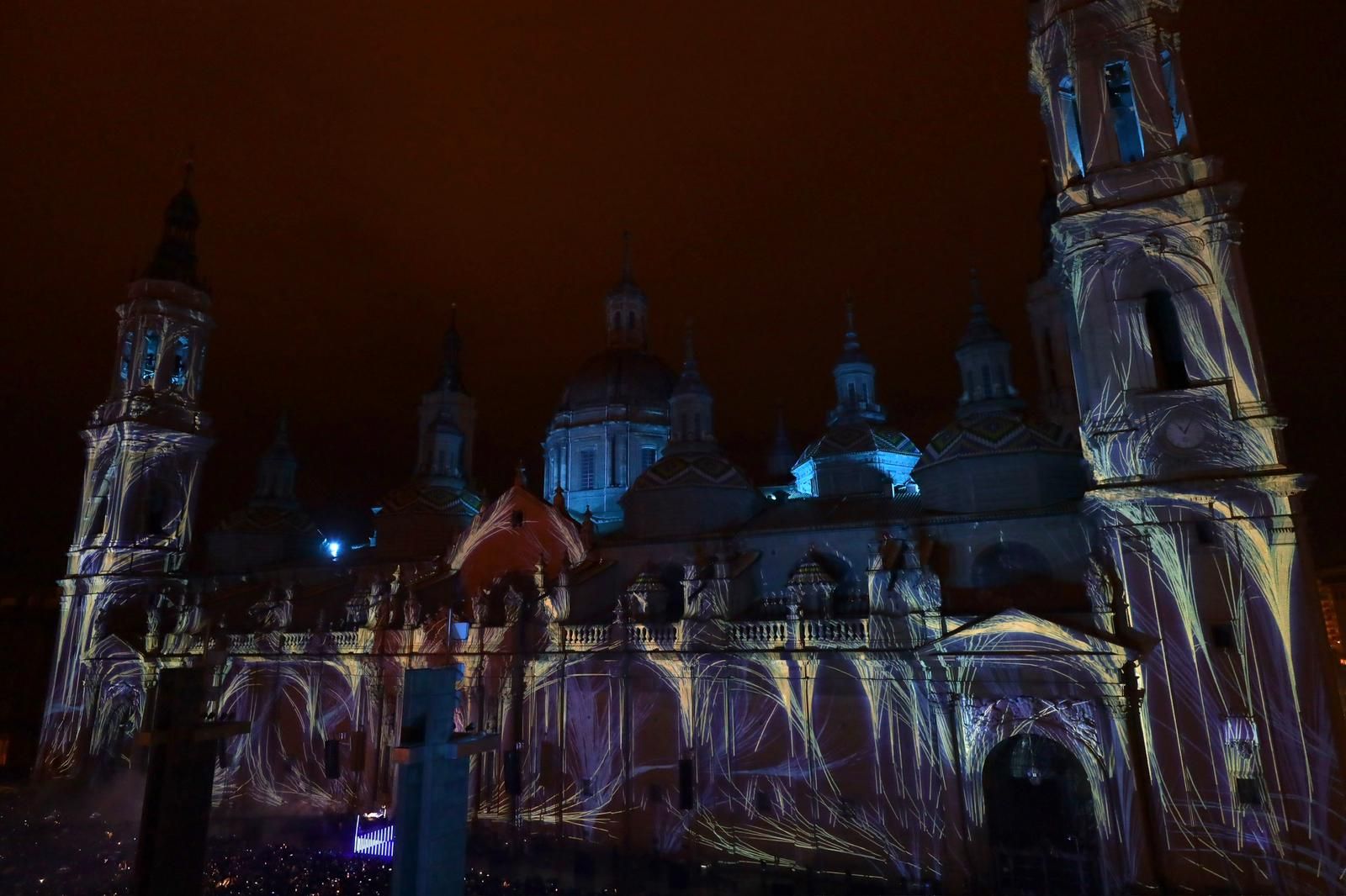En imágenes | El 'Monumental Tour' llena la Plaza del Pilar de Zaragoza con su espectáculo único