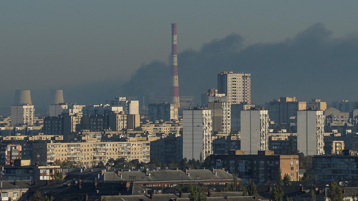 Una columna de humo en las afuras de Kiev tras el último bombardeo de Rusia. Reuters
