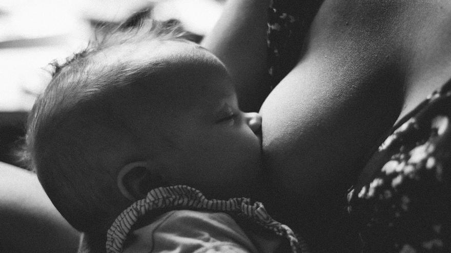 “Muchas de las opciones que se presentan como alternativas a la lactancia materna están dirigidas como parte de una estrategia de marketing comercial desde las compañías de alimentación infantil”