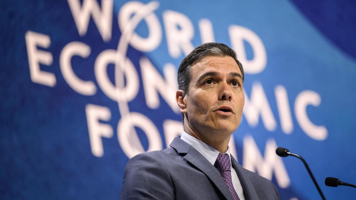 Spain&#039;s Prime Minister Pedro Sanchez delivers a speech during a session at the World Economic Forum (WEF) annual meeting in Davos on May 24, 2022. (Photo by Fabrice COFFRINI / AFP)