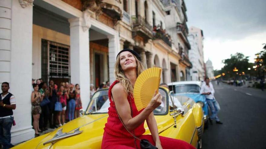 La modelo Gisele Bündchen posa en en el Paseo del Prado de La Habana.