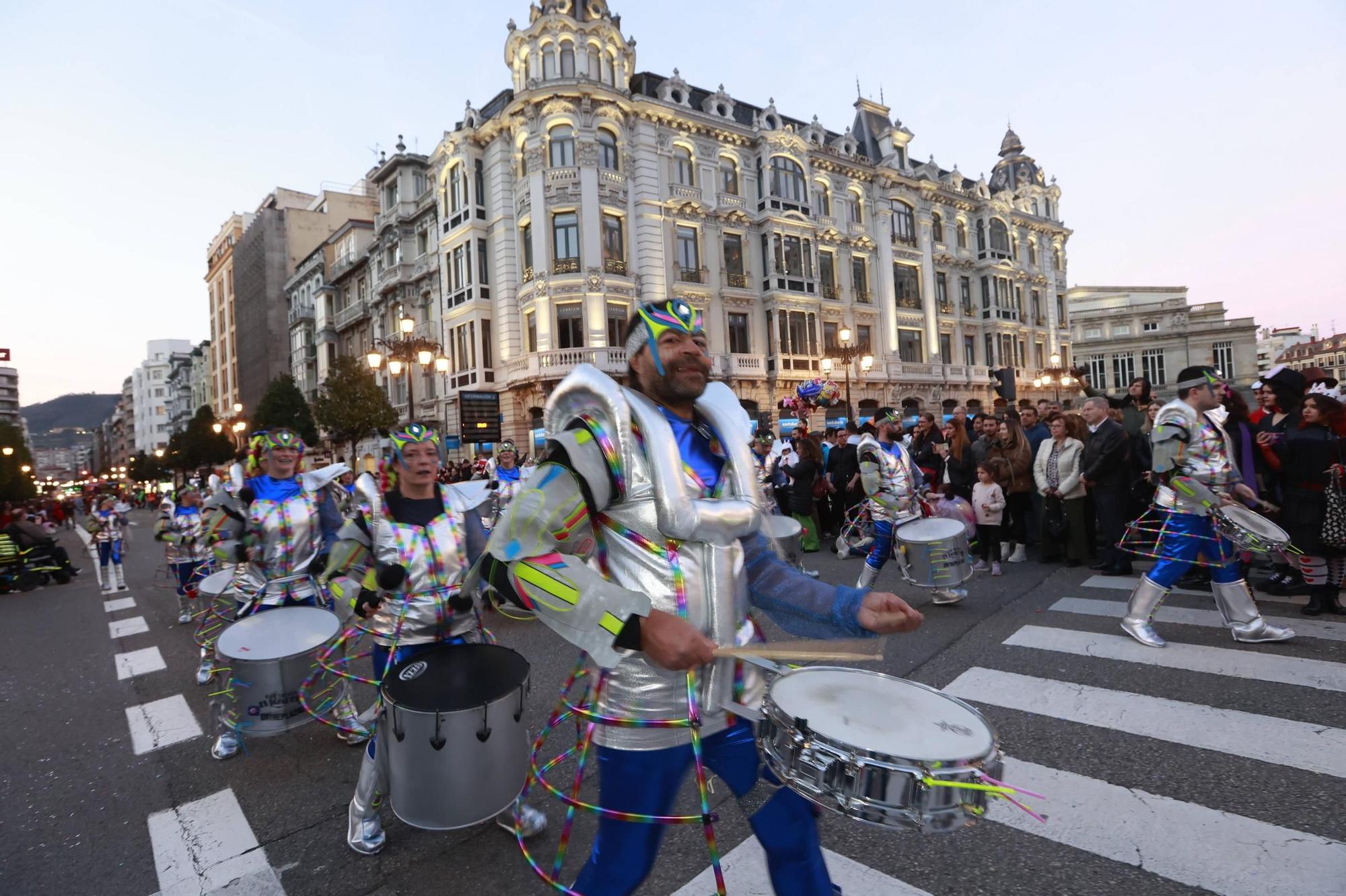 EN IMÁGENES: El Carnaval llena de color y alegría las calles de Oviedo