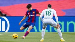 Cubarsí lanzando un pase en largo contra el Getafe