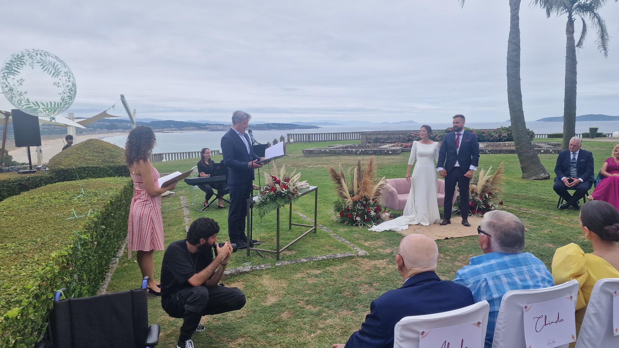 La boda de Serafín y Zaira en la finca La Atlántida, en el Concello de O Grove.