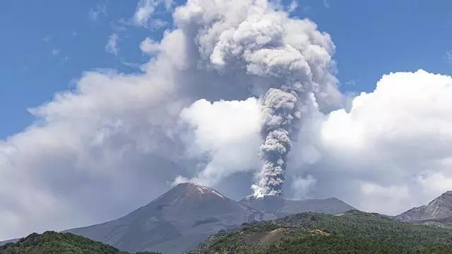La nueva erupción del Etna colapsa el Aeropuerto de Catania
