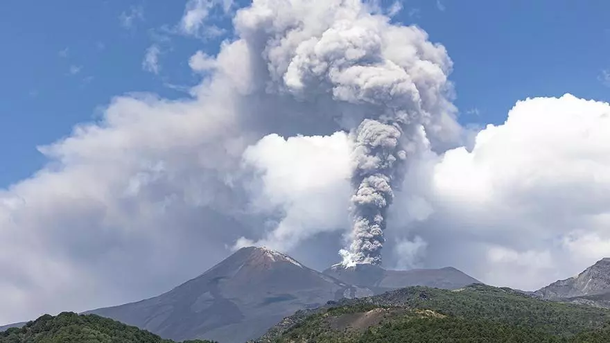 La nueva erupción del Etna colapsa el Aeropuerto de Catania