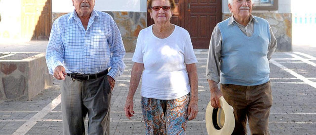 Antonio Suárez, Caya García y Aniceto García, de izquierda a derecha, ayer en la plaza de Veneguera.