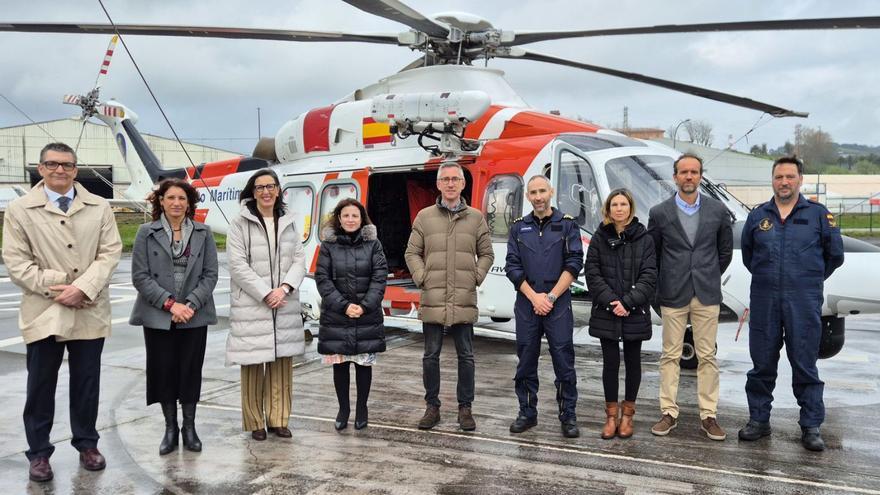 La delegada del Gobierno en Asturias, Adriana Lastra, visitó ayer el Centro Jovellanos de seguridad marítima y la base del Helimer Cantábrico en El Musel. En la foto, por la izquierda, el director de El Musel, José Luis Barettino; la concejala de Seguridad Ciudadana, Nuria Bravo; la presidenta del Puerto, Nieves Roqueñí; Adriana Lastra; Juanjo Fernández, director de Fomento en la Delegación del Gobierno; Jorge Fernández Alonso; la capitana marítima de Gijón, Ana Hevia; Alejandro Busto, jefe de Sasemar en Gijón, y José Luis Bravo Hernández, con el Helimer Cantábrico a sus espaldas.
