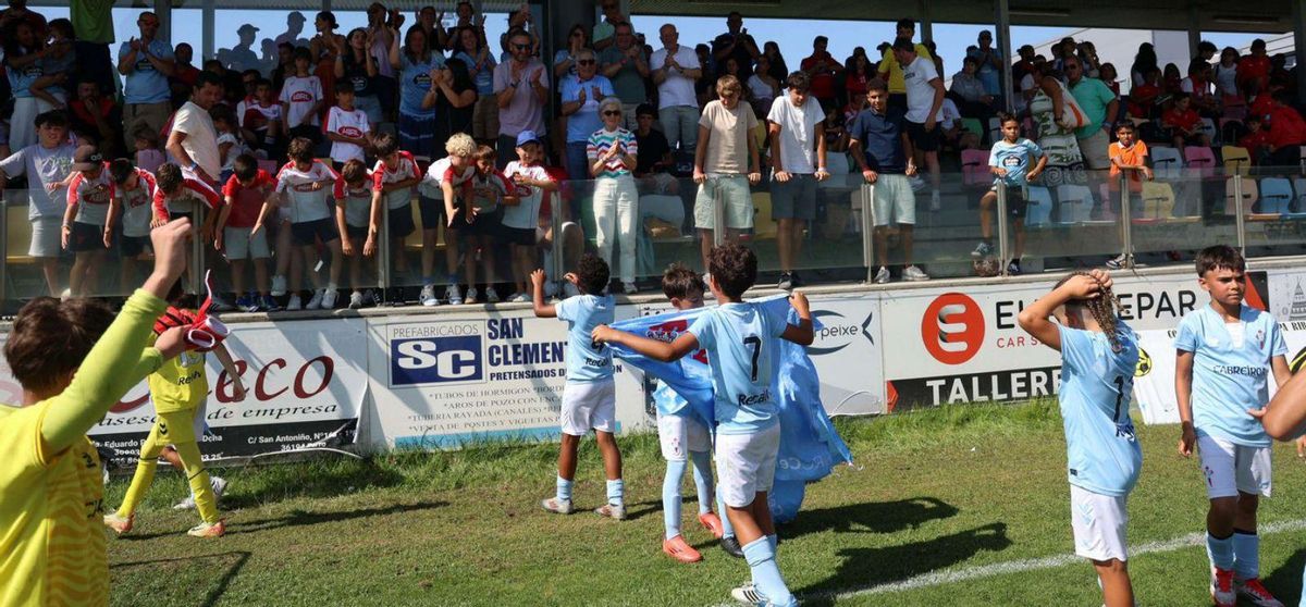 Jugadores del Celta celebran el título de la Copa Ribadumia. | Noé Parga