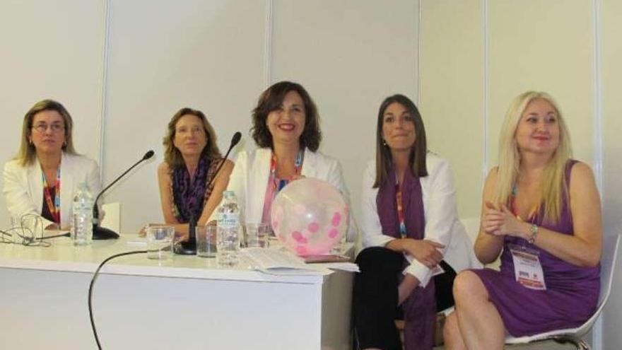 De izquierda a derecha, Coral Suero, María José Rodríguez, Carmen Camacho, Iria Miguéns y Rosa López, integrantes del grupo de &quot;MUEjeres&quot;, en la presentación de Gerona. // Cedida