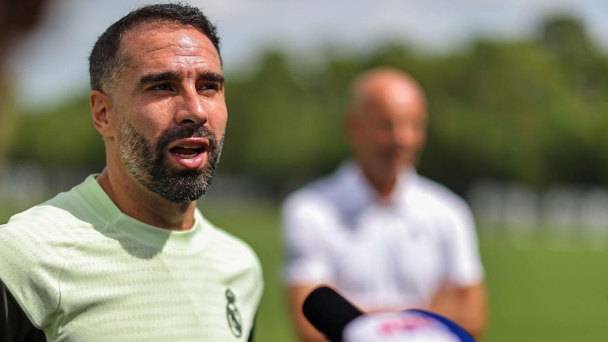 Dani Carvajal, de Real Madrid, habla con la prensa en The Gardens North County District Park de Palm Beach.