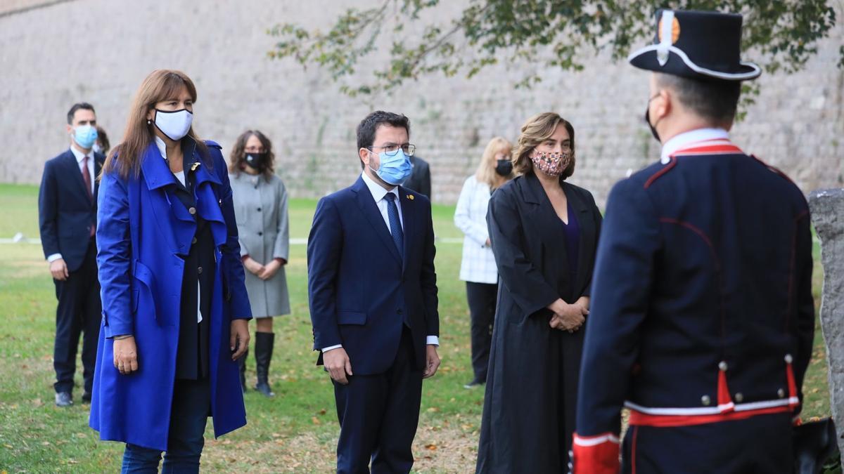 El president Pere Aragonès acompanyat de Laura Borràs i Ada Colau en l&#039;ofrena  a Companys al castell de montjuïc