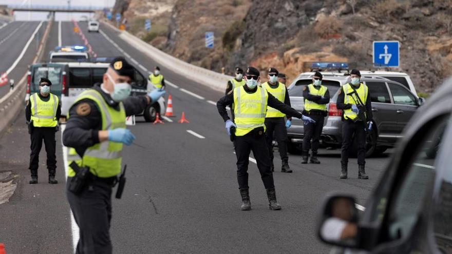 Un control de la Guardia Civil en la TF-1 durante una de las jornadas del estado de alarma.