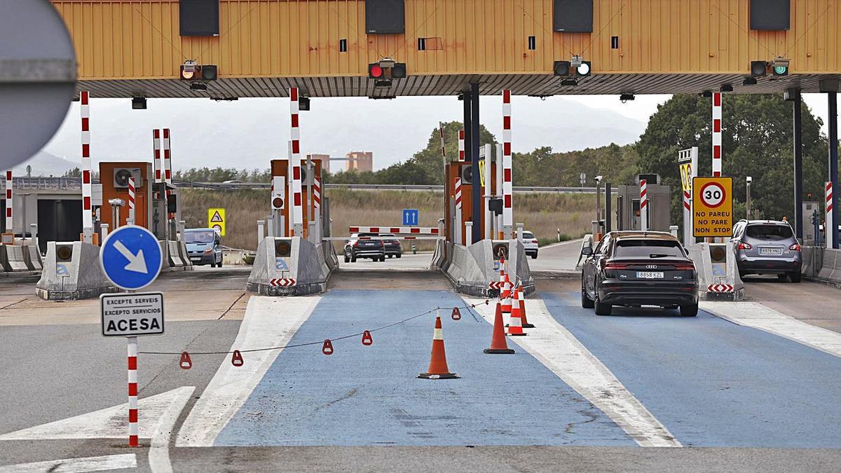 Vehicles passant pel peatge de Maçanet de la Selva, diumenge a la tarda. | ANIOL RESCLOSA