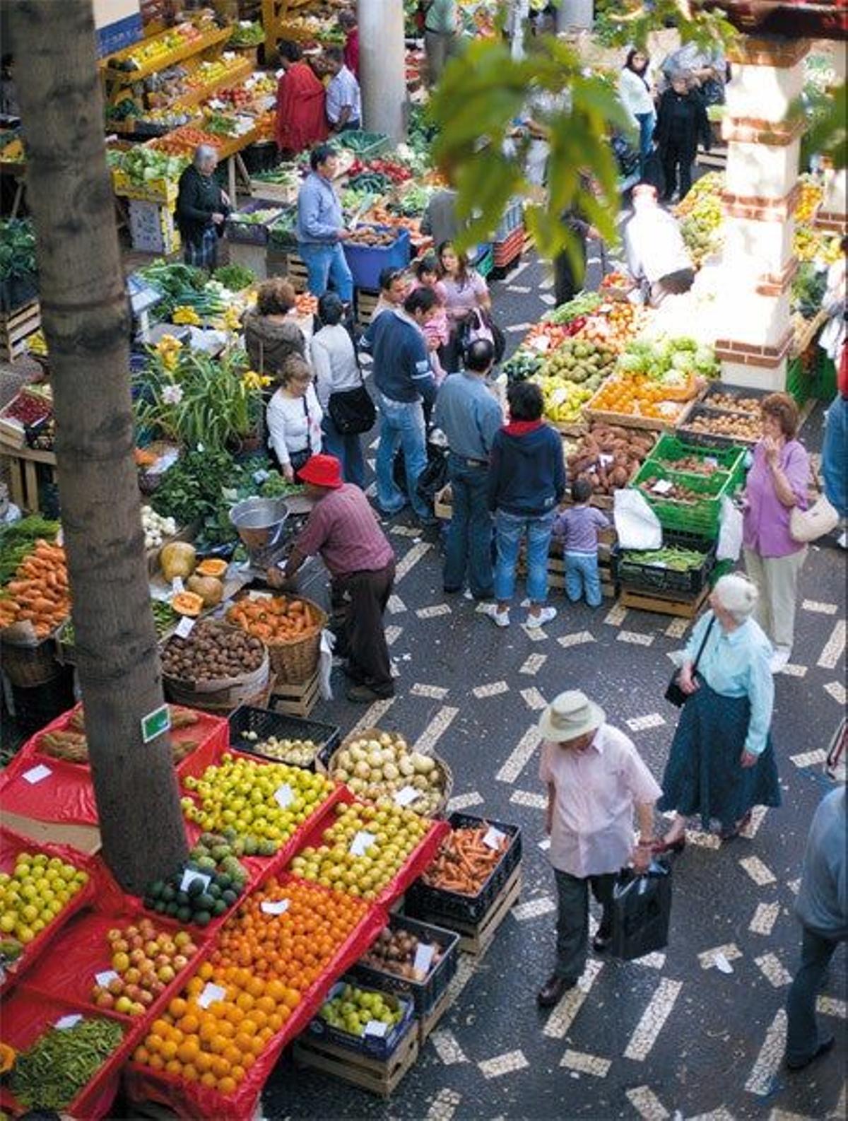 Todos los viernes y sábados los campesinos venden sus productos en
el Mercado de Funchal, un espaci