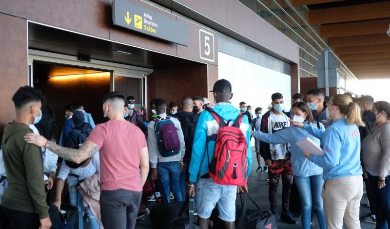 Menores migrantes son trasladados a un centro de Cataluña