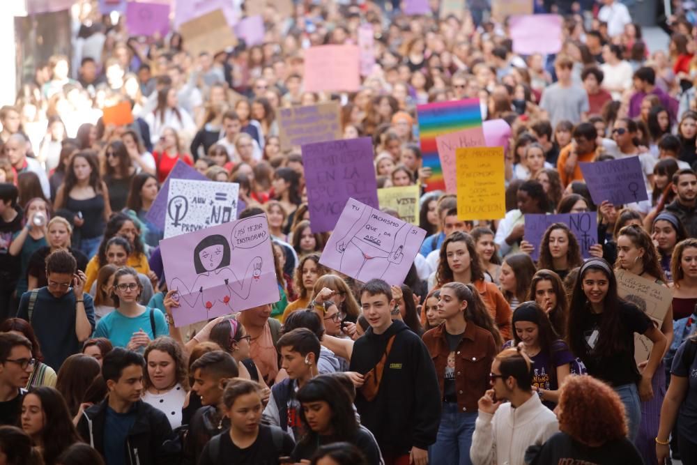 Un millar de estudiantes protestan en Palma por el machismo