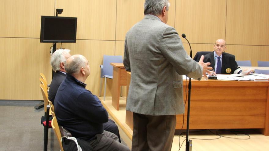 Lamparero junto a los otros dos acusados en el juicio celebrado en la Audiencia de València.