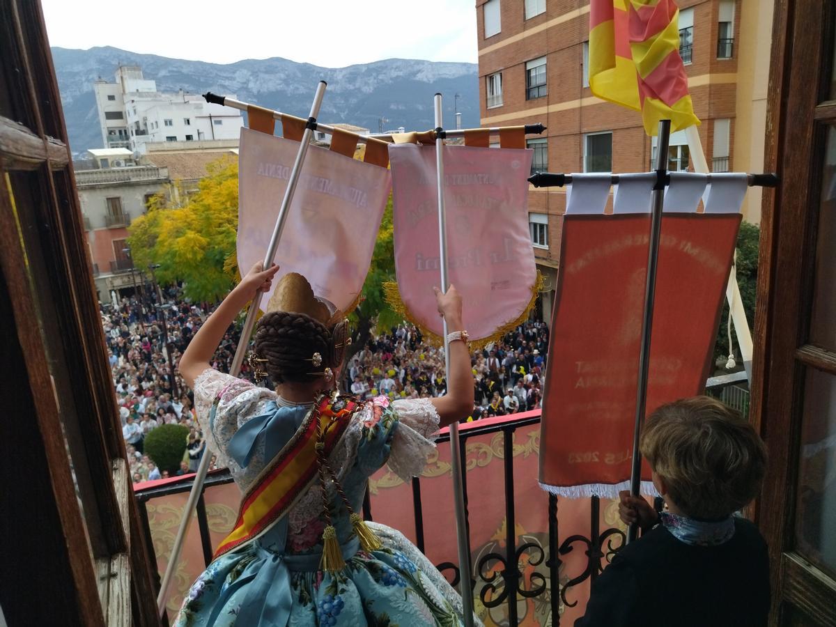 La fallera mayor infantil de Centro y el presidente celebran con la plaza el triunfo