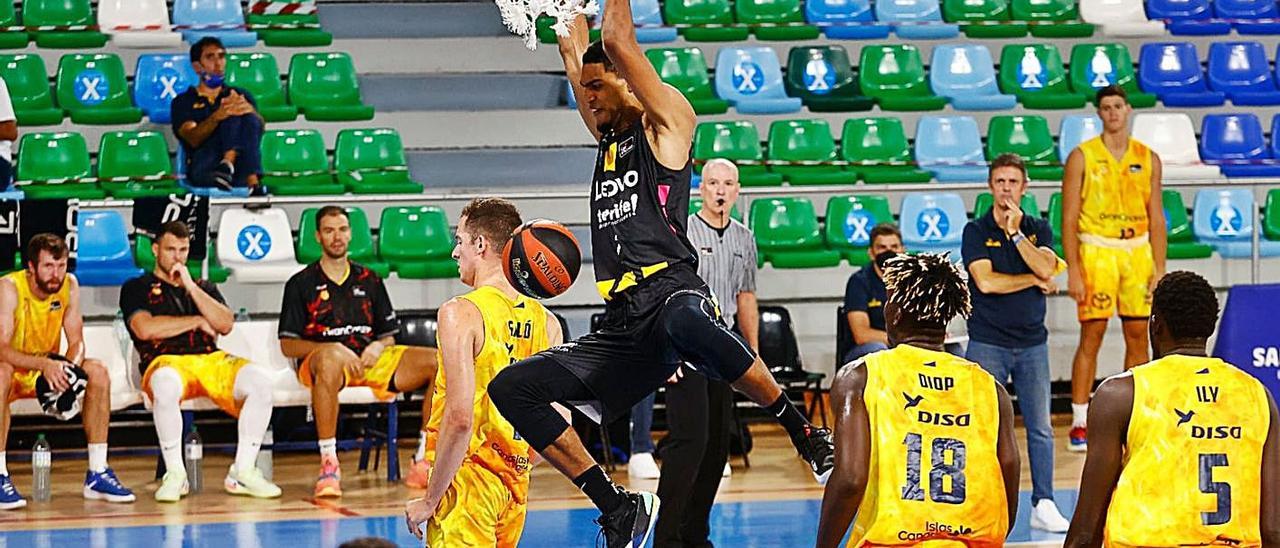 Sean Smith machaca ante Salvó en el Lenovo-Gran Canaria de la pretemporada.