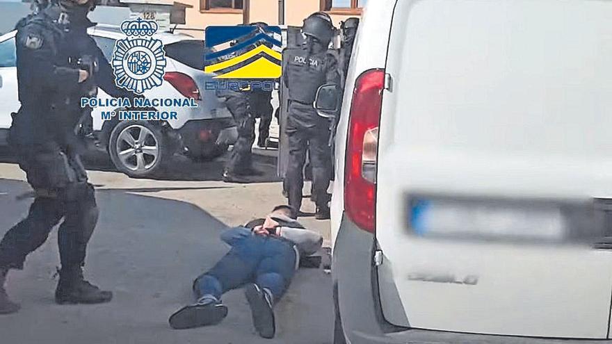 El jefe de la banda de traficantes, en el suelo, al ser detenido en Vidreres.