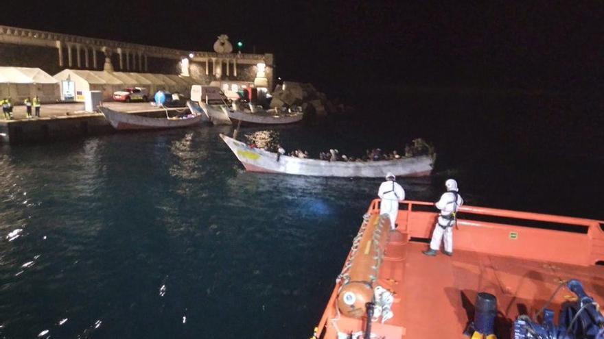 Salvamento Marítimo acompañando un cayuco hasta el muelle de La Restinga, en El Hierro