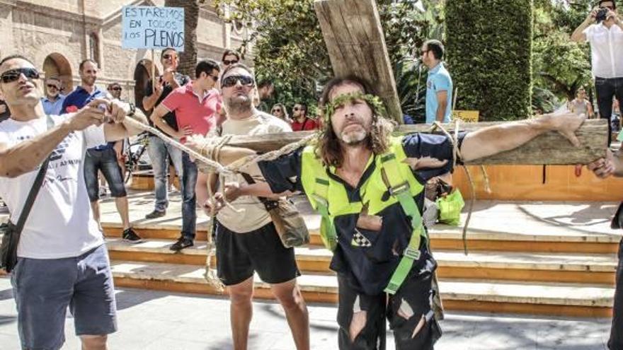 El policía que «se crucificó» para exigir mejoras reclama 48.500 euros por acoso laboral