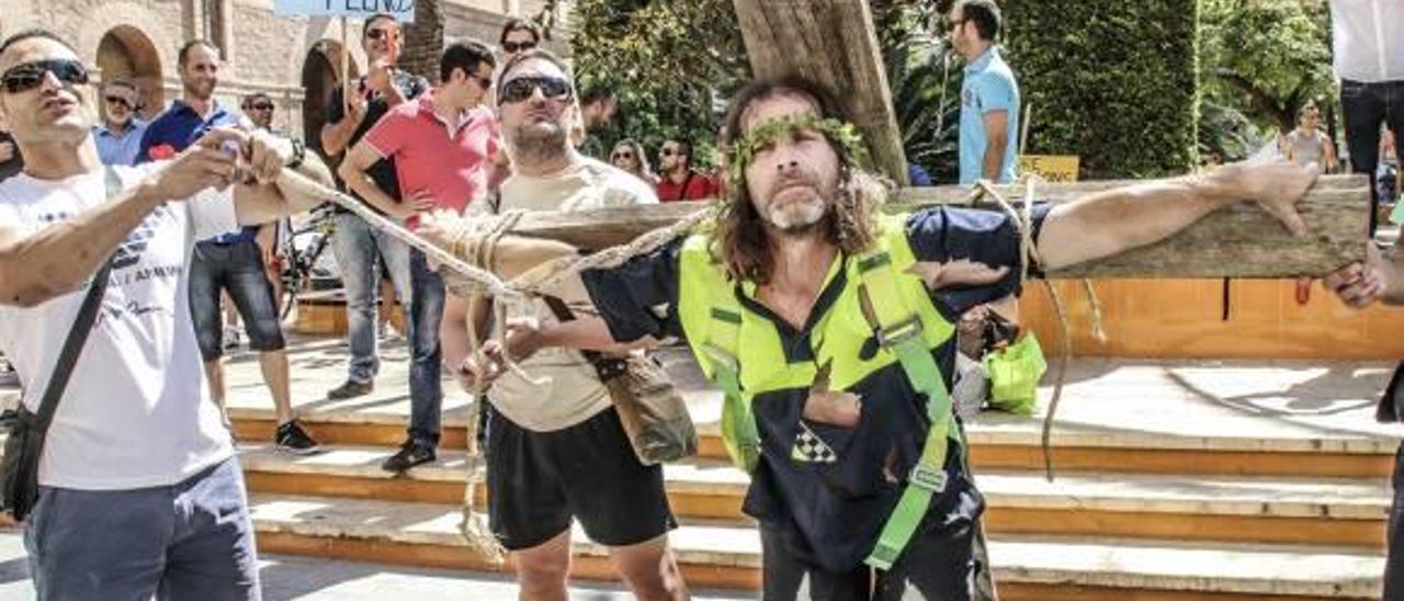 El policía que «se crucificó» para exigir mejoras reclama 48.500 euros por acoso laboral