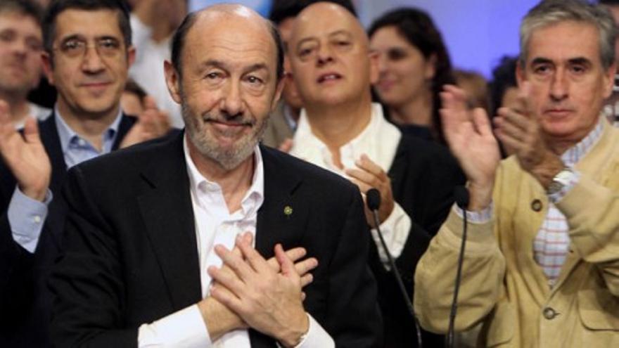 Rubalcaba: &quot;No veo aquí a nadie que tenga que mirar debajo del coche&quot;