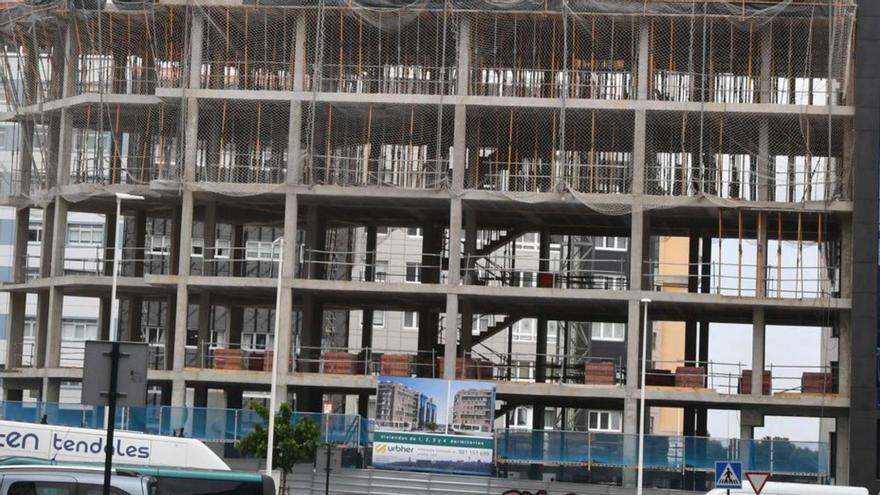 Un edificio en construcción en Riazor en mayo pasado. |   // VÍCTOR ECHAVE