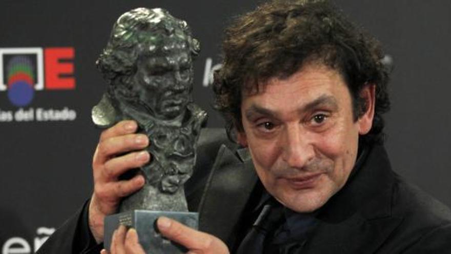 Agustí Villaronga, con uno de sus premios Goya.