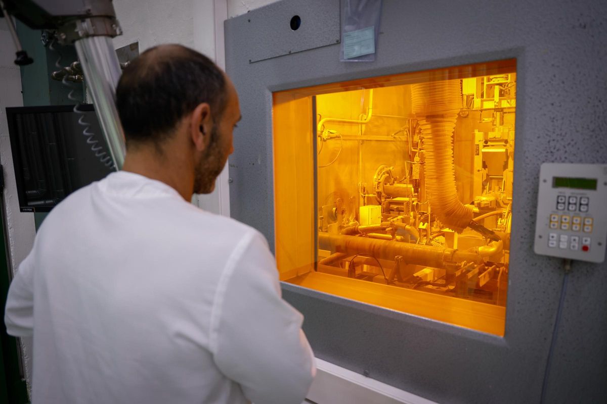 Un especialista realiza una verificación de la calidad de los residuos en un laboratorio de El Cabril.