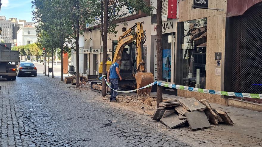 Levantan la acera de la calle Obispo por filtraciones de agua en el garaje de un edificio